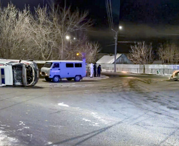 Два человека пострадало в аварии с перевернувшейся «скорой» на Лазо