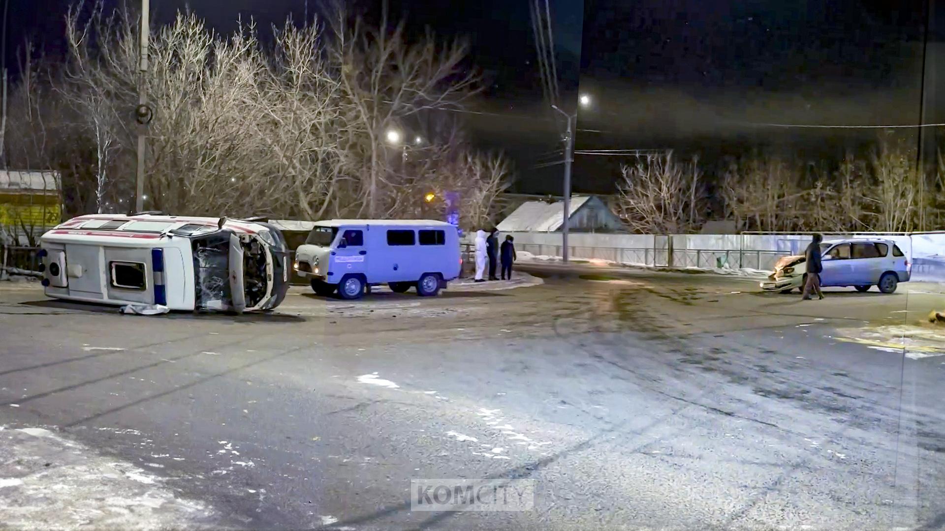 Два человека пострадало в аварии с перевернувшейся «скорой» на Лазо