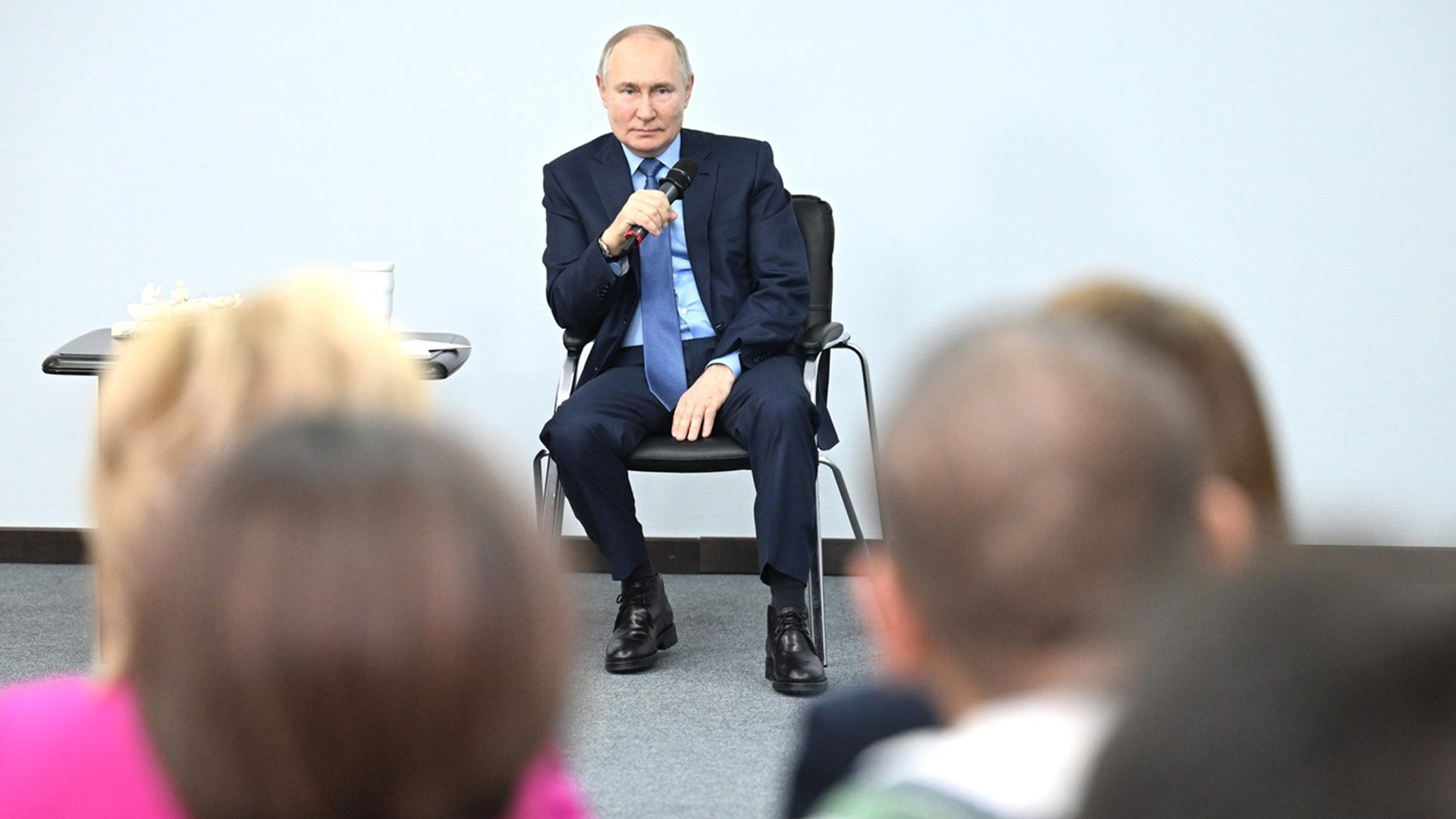 Путин в Хабаровске проводит совещание по развитию дальневосточных городов