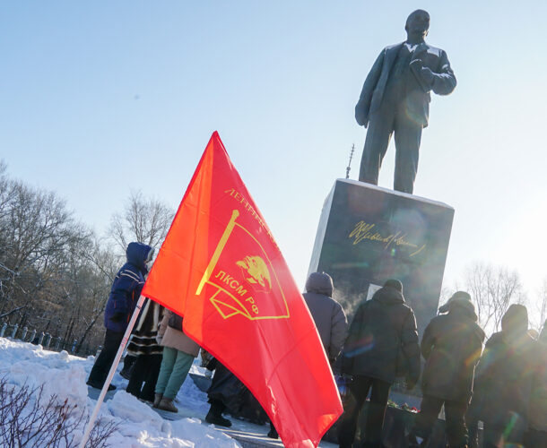 В столетнюю годовщину смерти Ленина к его памятнику возложили цветы