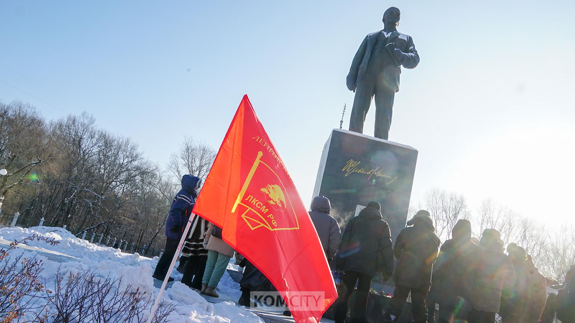 В столетнюю годовщину смерти Ленина к его памятнику возложили цветы