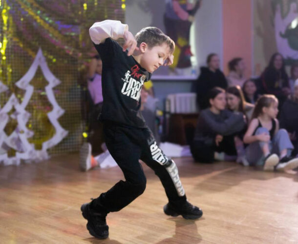 Четыре десятка участников сразились в танцевальных баттлах в «Юности» 