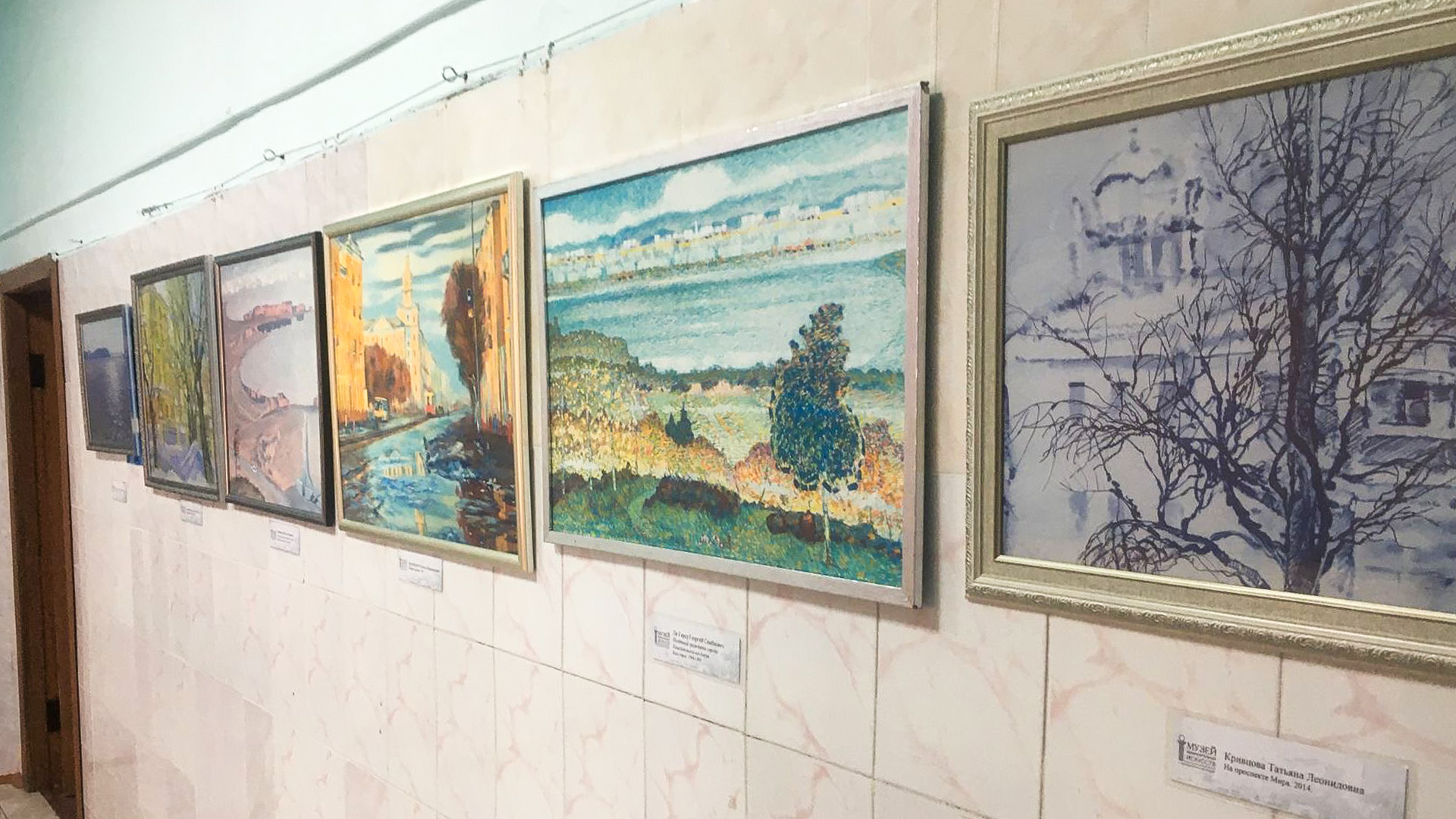 «Чистых красок радость» — в Банях на Орехова открылась выставка о Комсомольске