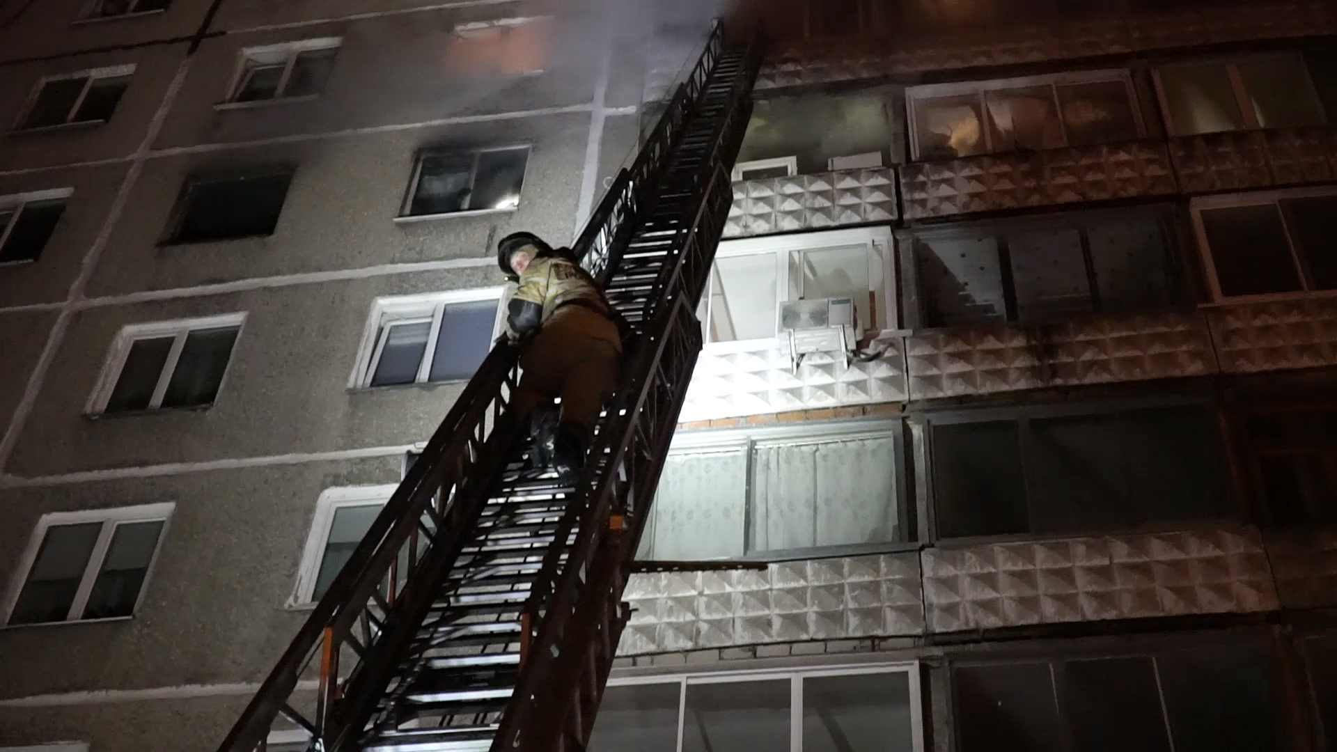 Два десятка человек эвакуировались из многоэтажки на Гамарника из-за ночного пожара