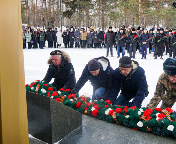 В годовщину вывода войск из Афганистана к «чёрному тюльпану» возложили цветы