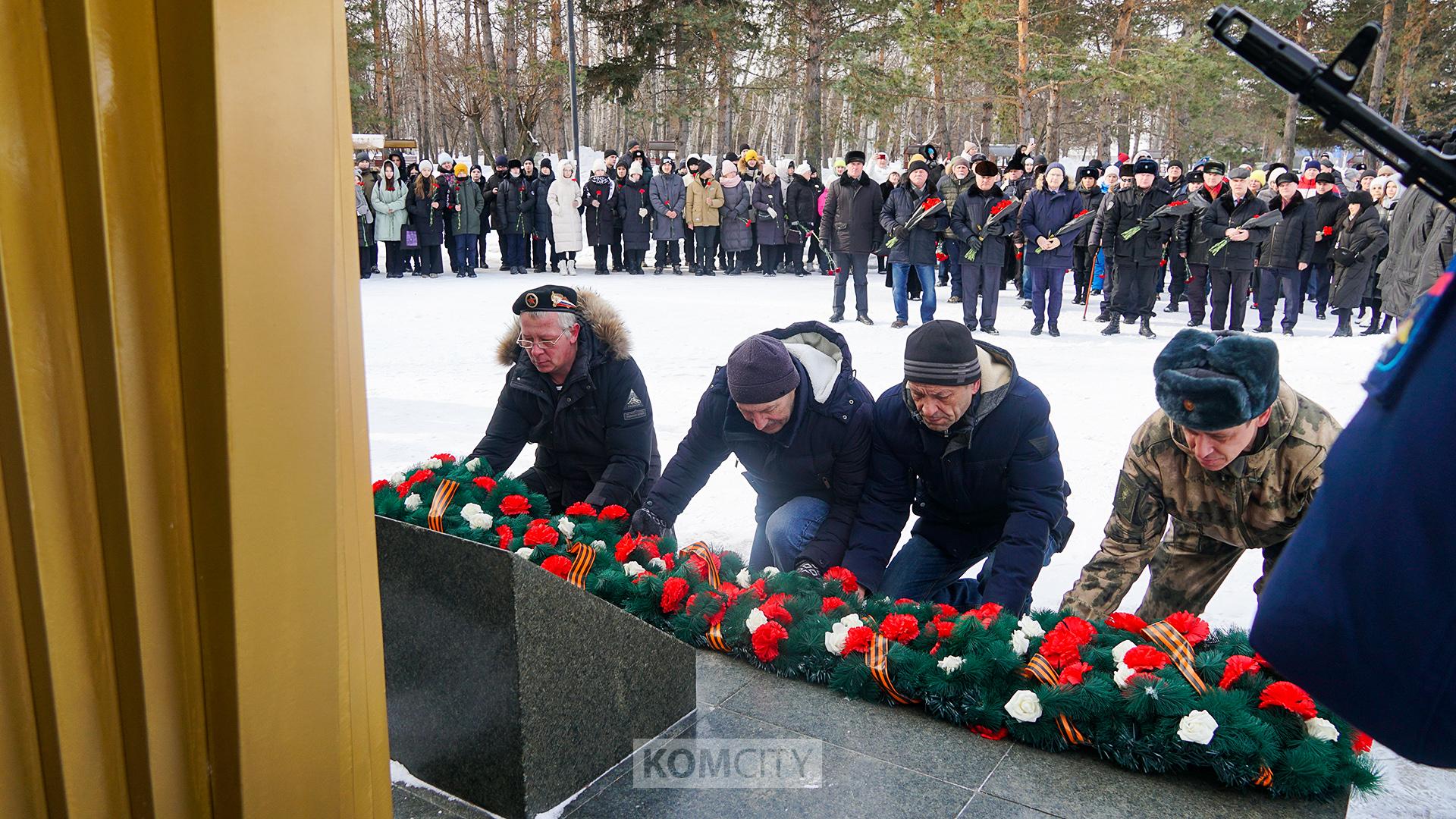 В годовщину вывода войск из Афганистана к «чёрному тюльпану» возложили цветы