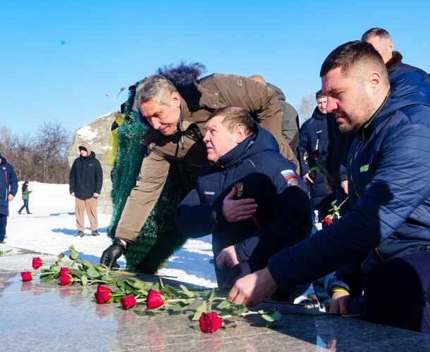 Участники международного турнира по боксу возложили цветы к Мемориалу