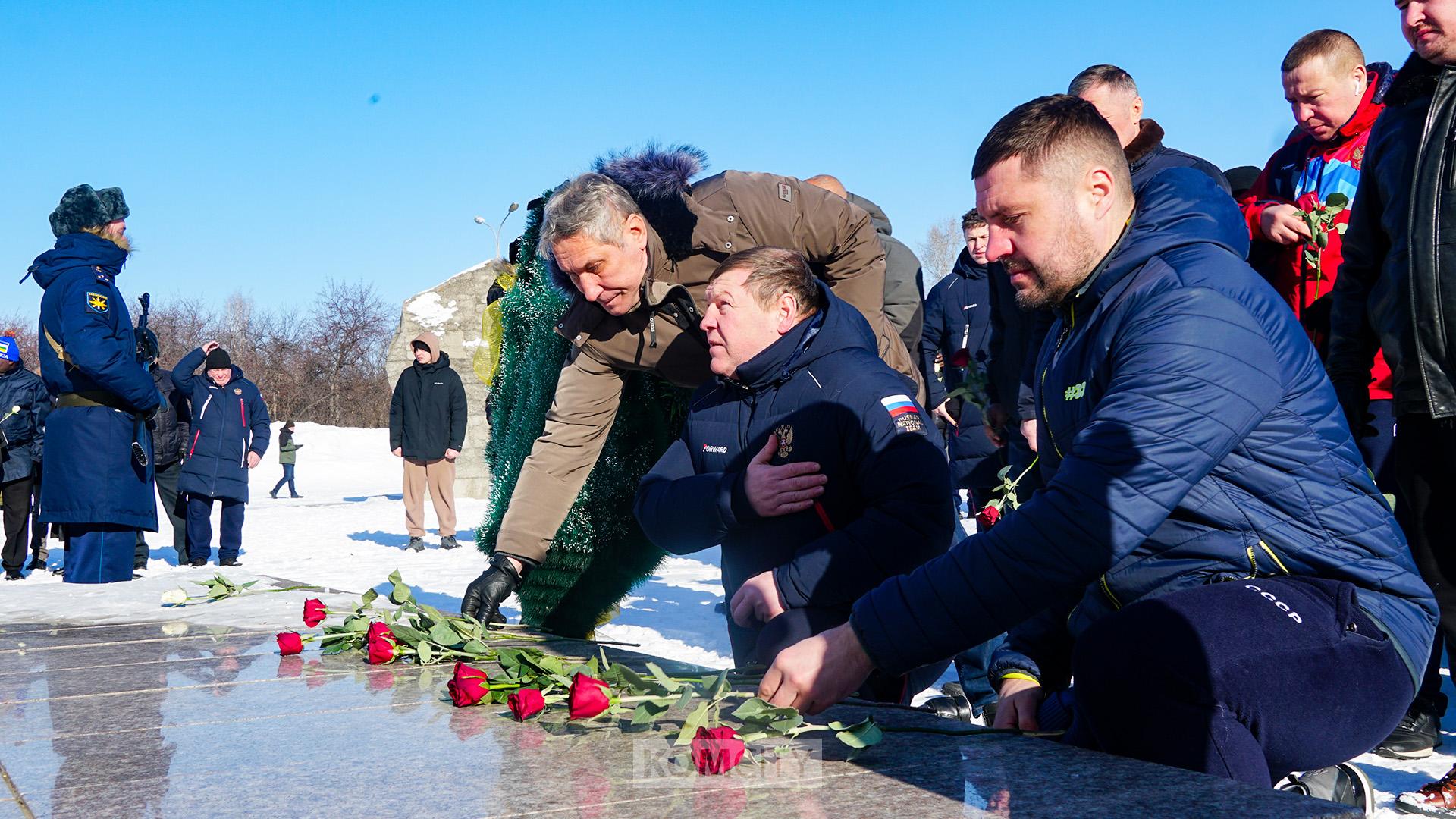 Участники международного турнира по боксу возложили цветы к Мемориалу