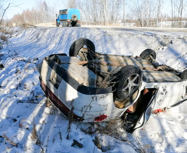 В районе Берёзового водитель улетел в кювет и бросил на месте аварии пострадавшую 16-летнюю девушку