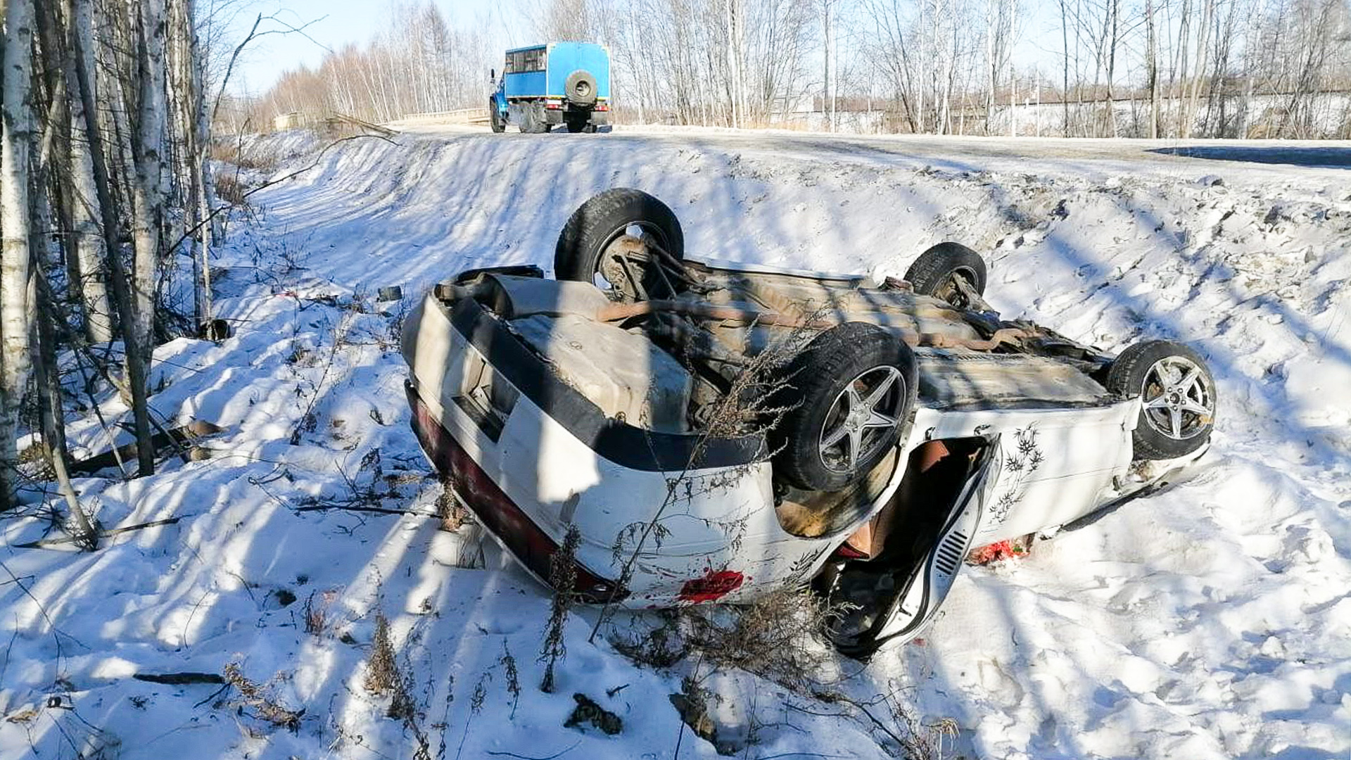 В районе Берёзового водитель улетел в кювет и бросил на месте аварии пострадавшую 16-летнюю девушку