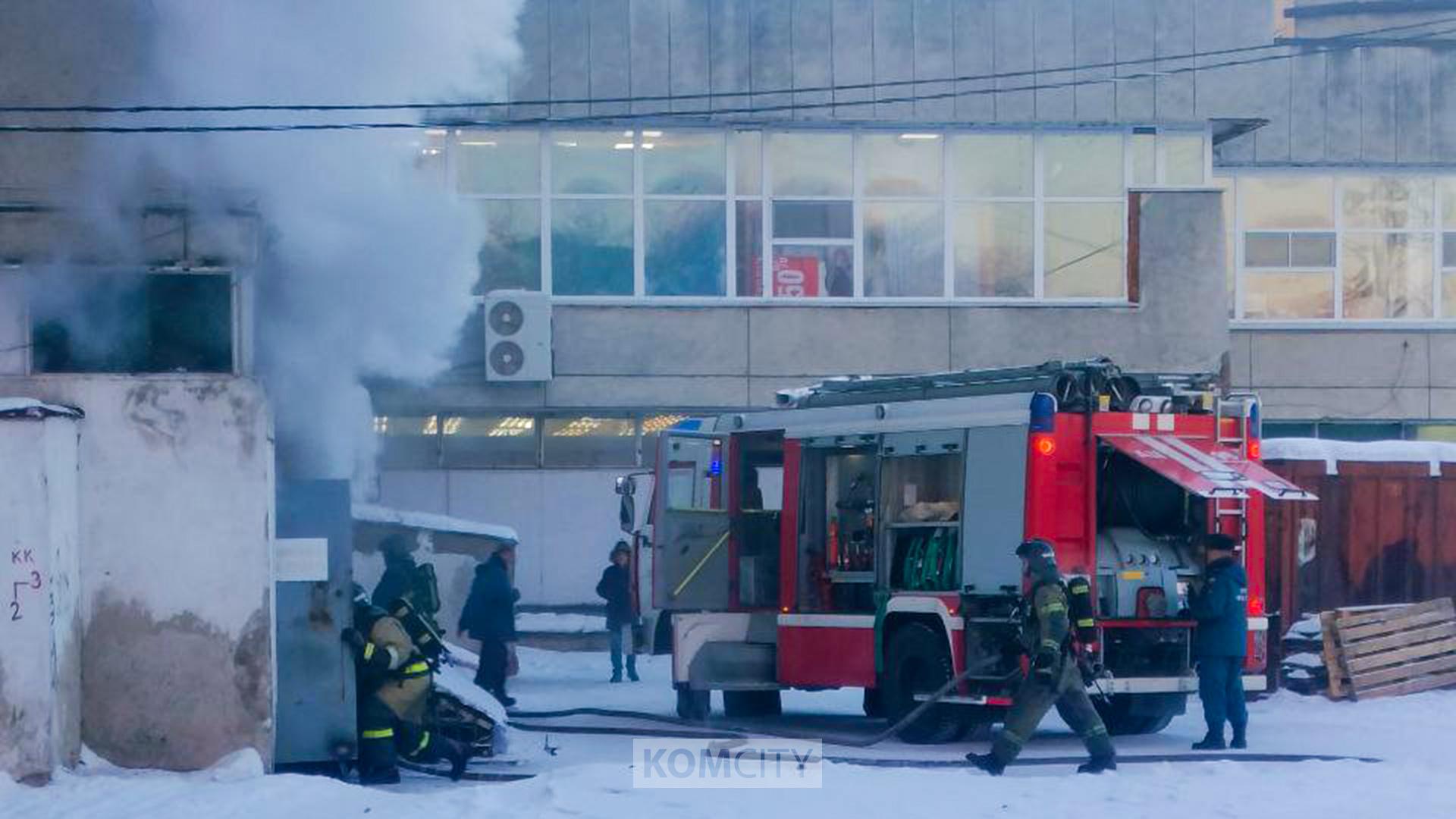 Пожарные спасли человека из подвала горящего Дома быта