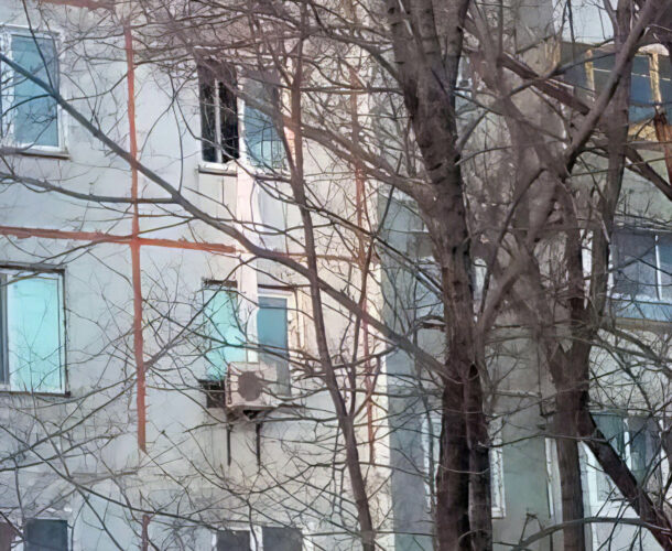 На Калинина женщина пострадала, сбегая из квартиры через окно четвёртого этажа