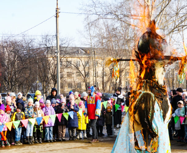 Вчера Масленицу сожгли на Алмазе и Театральной площади, а сегодня сожгут на ДК Авиастроителей и в Силинском парке