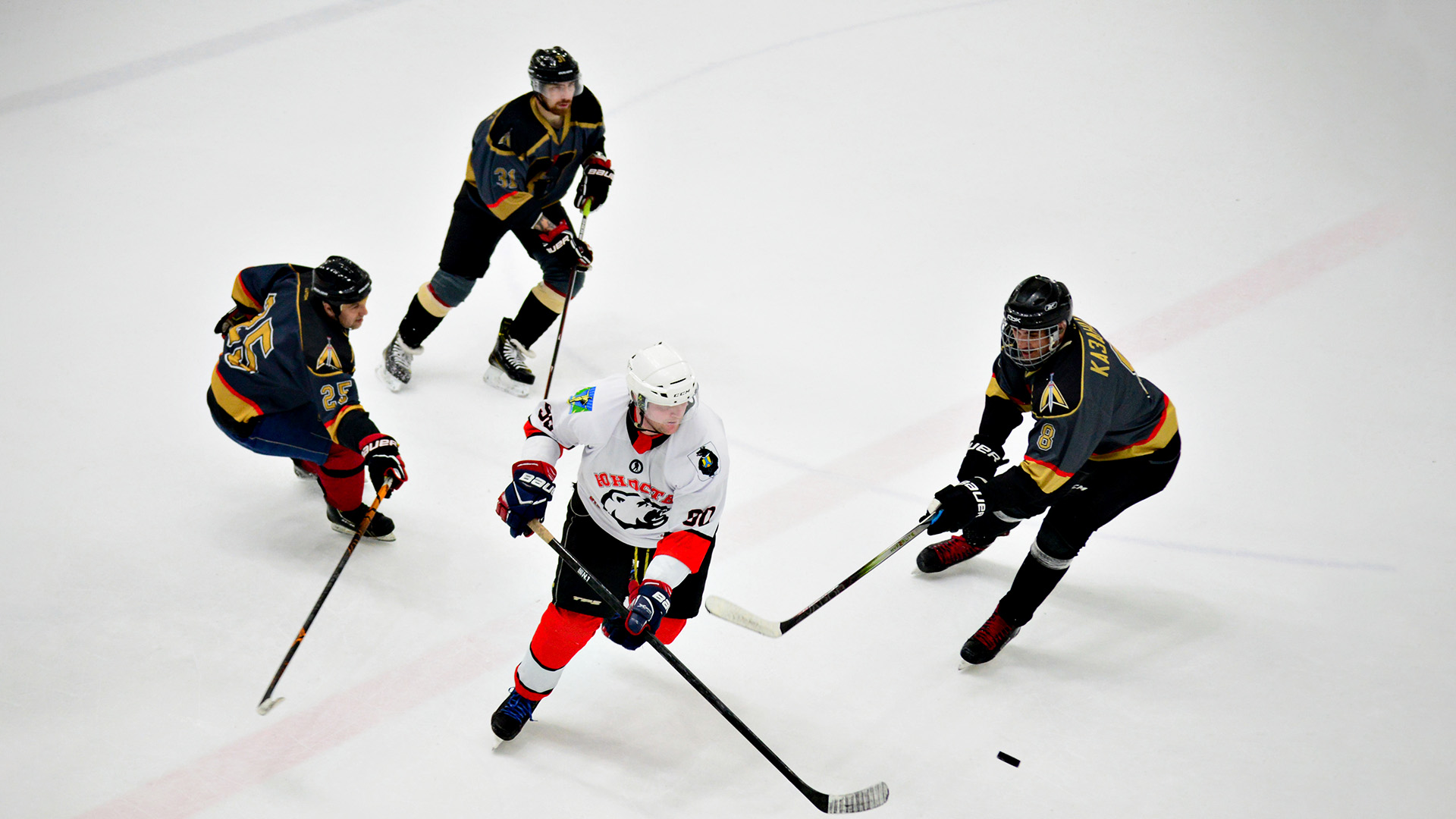 «Юность» и «Таёжный» начали с побед участие в хоккейном Кубке памяти Волкова