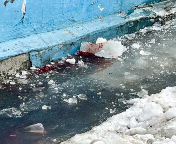 Глыбы льда, упавшие с крыши швейной фабрики, покалечили пожилого мужчину