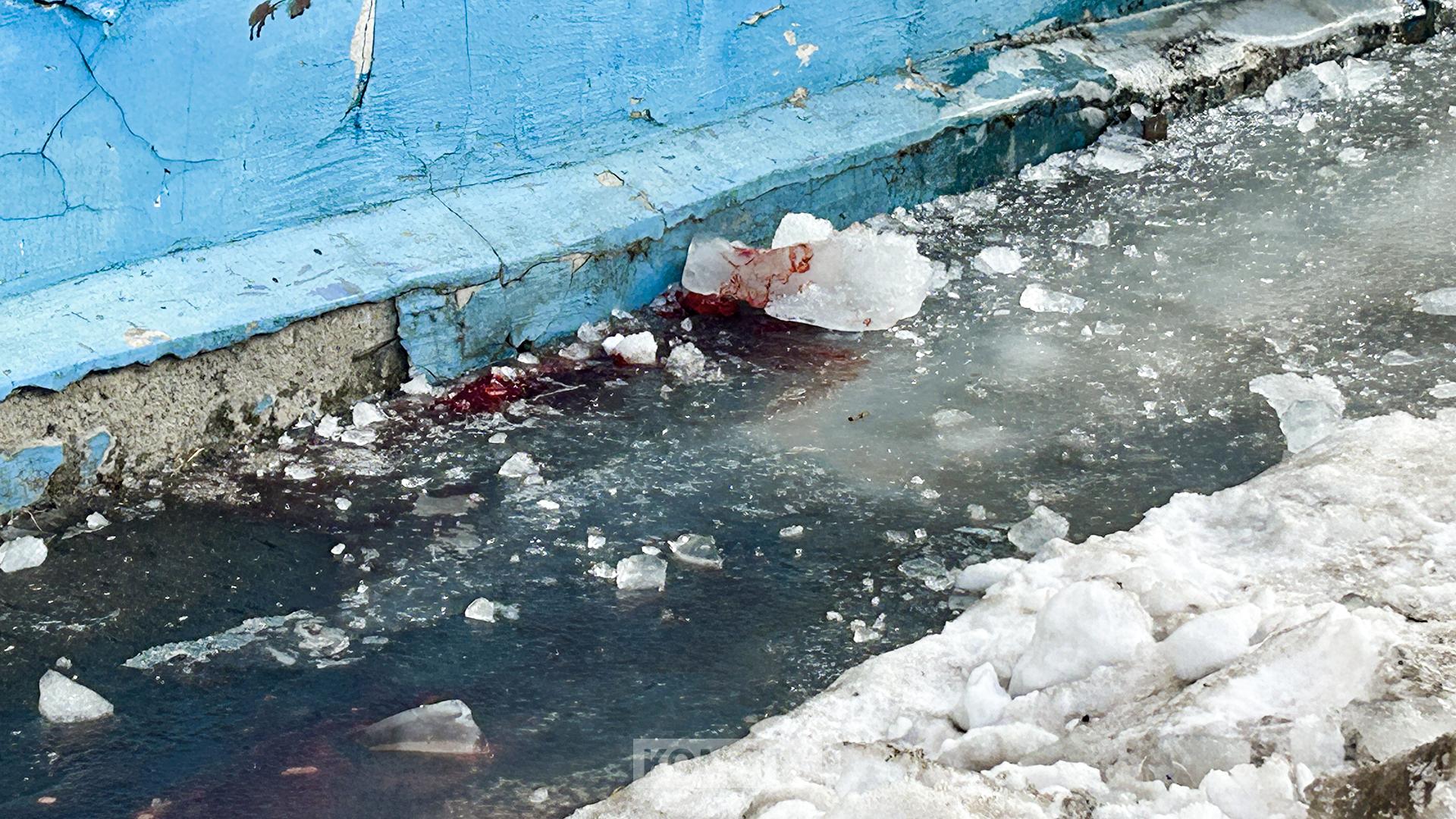 Глыбы льда, упавшие с крыши швейной фабрики, покалечили пожилого мужчину