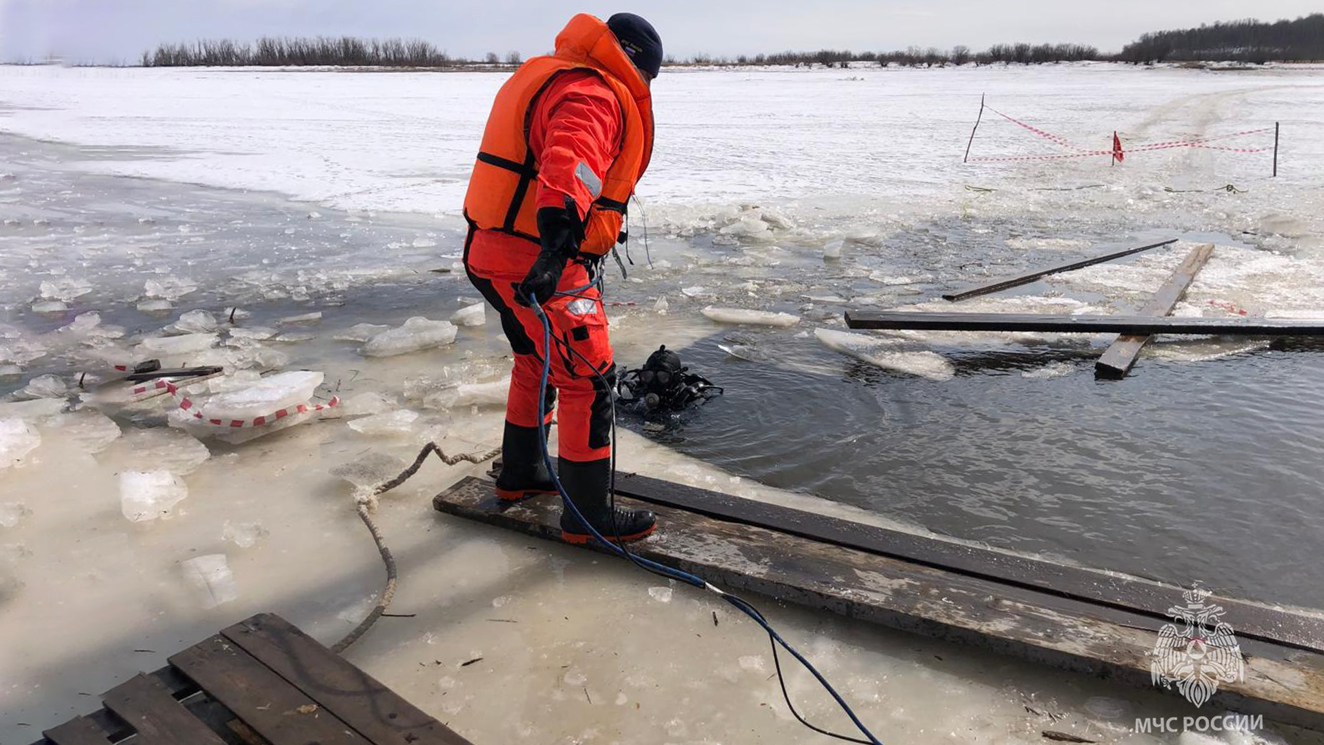 В Амурске водолазы нашли тело мужчины, погибшего после провала машины под лёд 