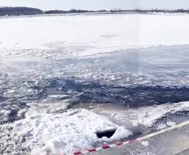 В Амурске машина провалилась под лёд, один человек не выбрался