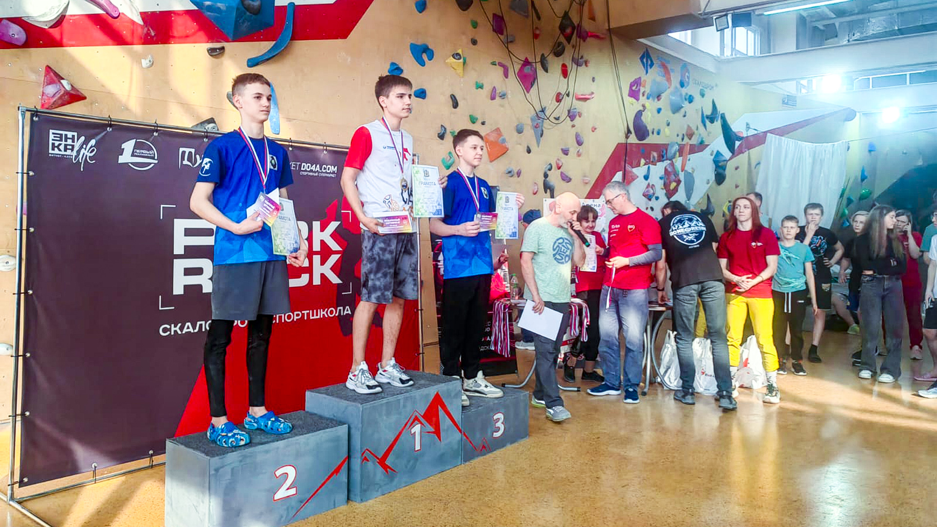Пять медалей дальневосточного первенства завоевали скалолазы из Комсомольска