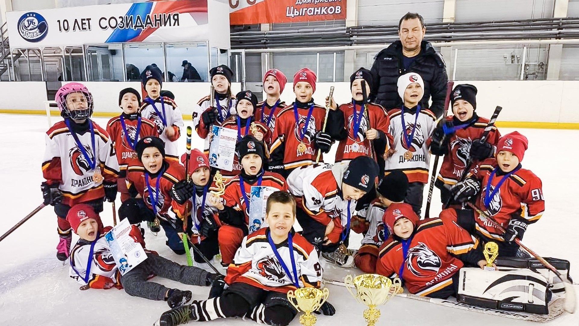 Комсомольские хоккеисты одержали победы на турнире в Ванино