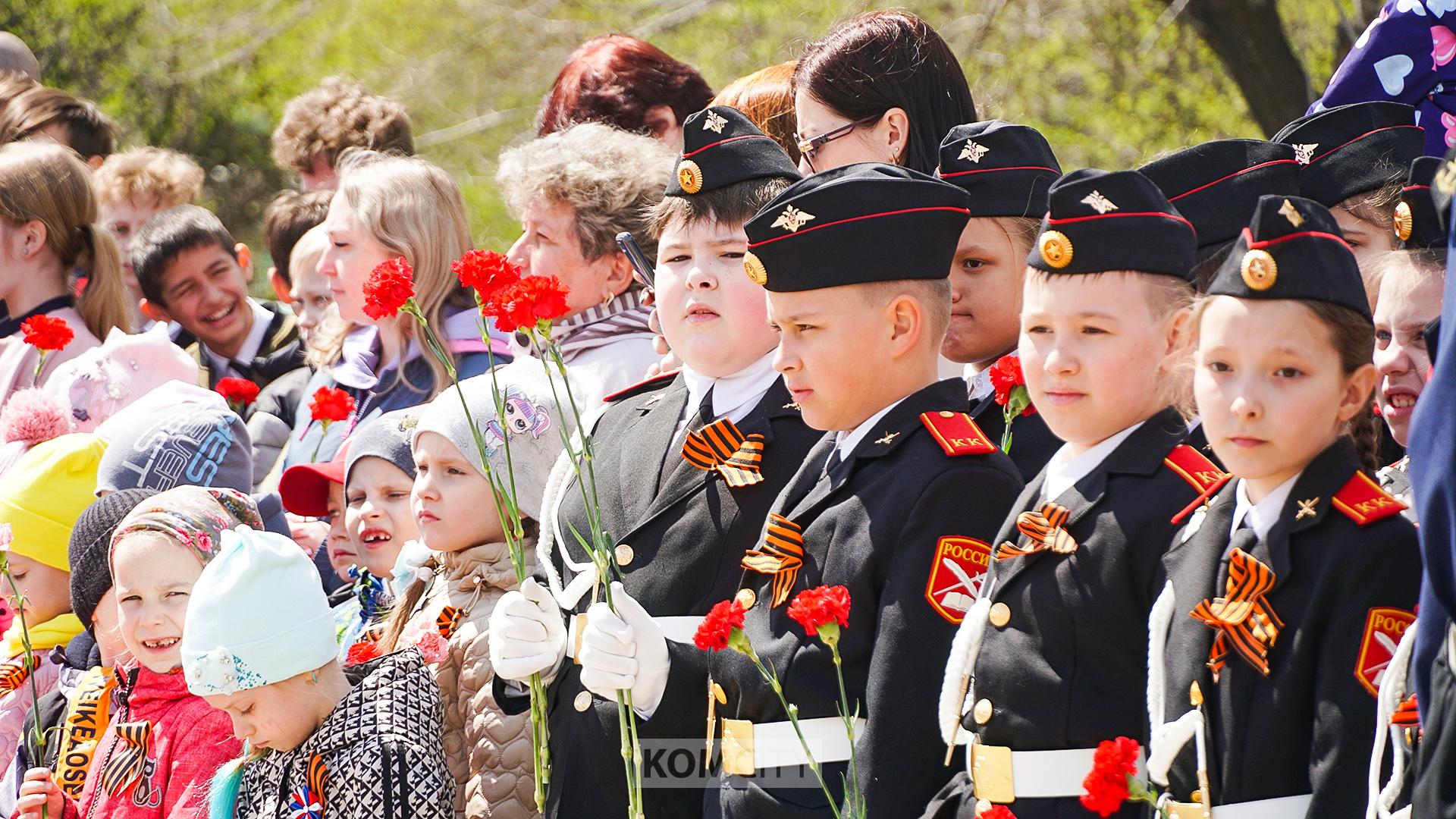 Возложение со слезами на глазах — дети и ветераны возложили цветы к стеле 60-летия Победы