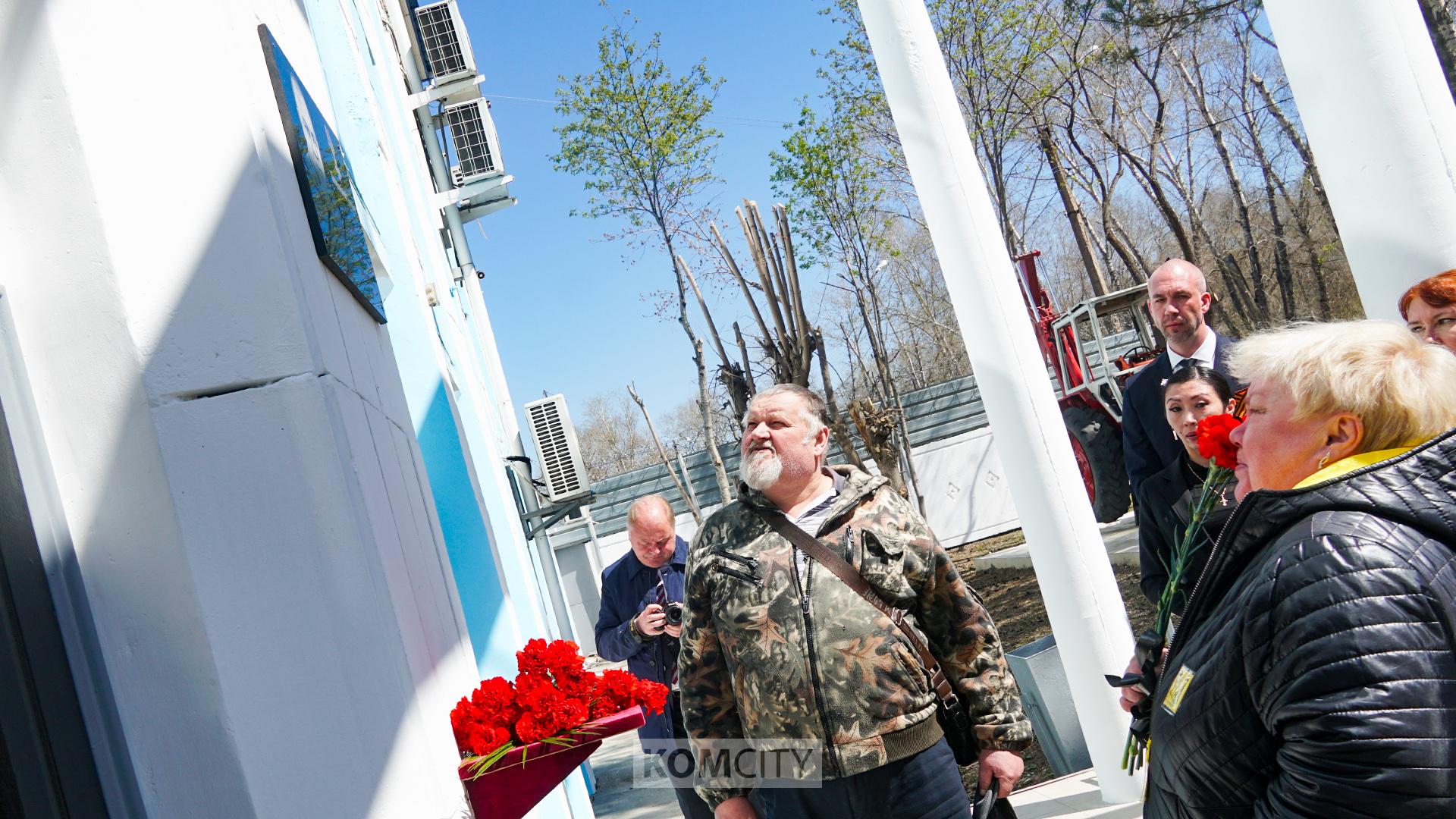 Мемориальную доску сотруднику электросетей, погибшему на СВО, открыли на Амурстали 