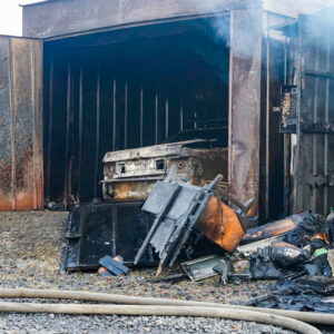 Пожар, уничтоживший три десятка гаражей и четыре машины, устроили арендаторы, обжигавшие провода