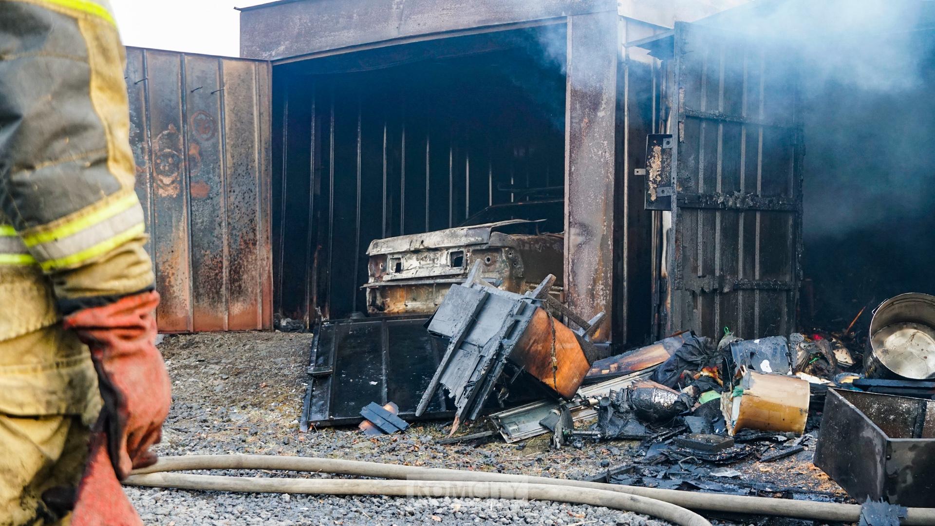 Пожар, уничтоживший три десятка гаражей и четыре машины, устроили арендаторы, обжигавшие провода