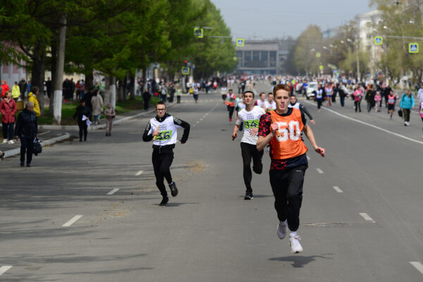 Школьники и студенты пробежали по проспекту Мира эстафету в честь Дня Победы 