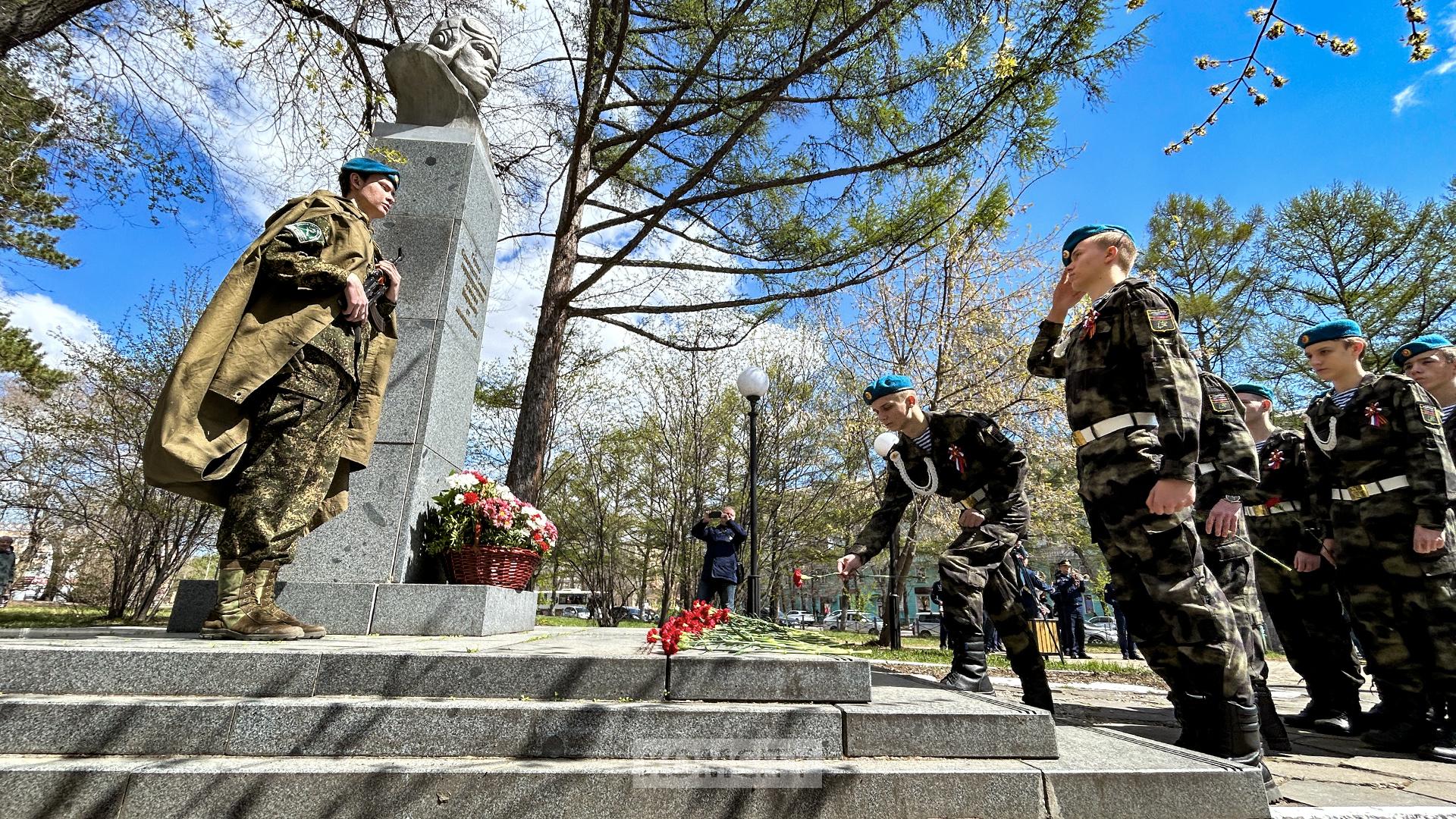 В преддверии Дня Победы к бюсту Маресьева возложили цветы