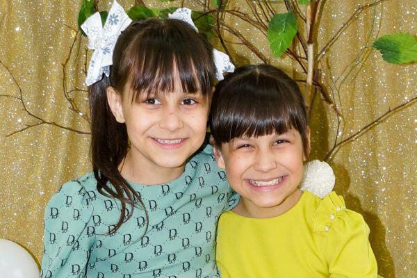 «Хочу домой» — эти сестрёнкам-близняшкам нужна семья
