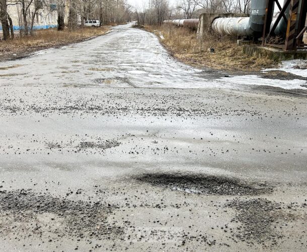 Подрядчиков обязали отремонтировать местами растаявшие дороги по гарантии до конца июня 
