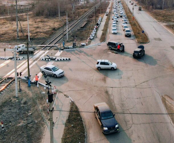 Железнодорожный переезд на Павловского — Северном без предупреждения перекрыли для ремонтных работ