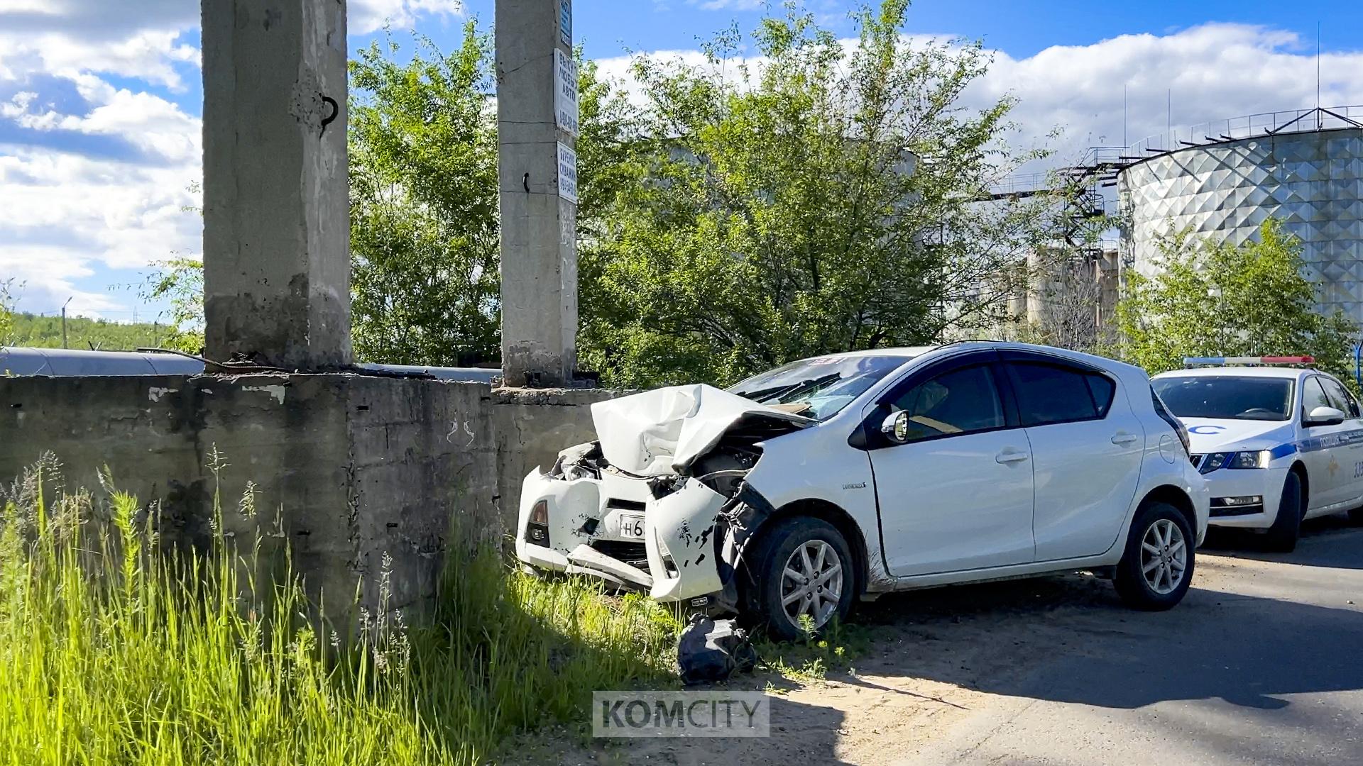 Девушка-водитель попала в больницу после столкновения с бетонной опорой на Дружбе 