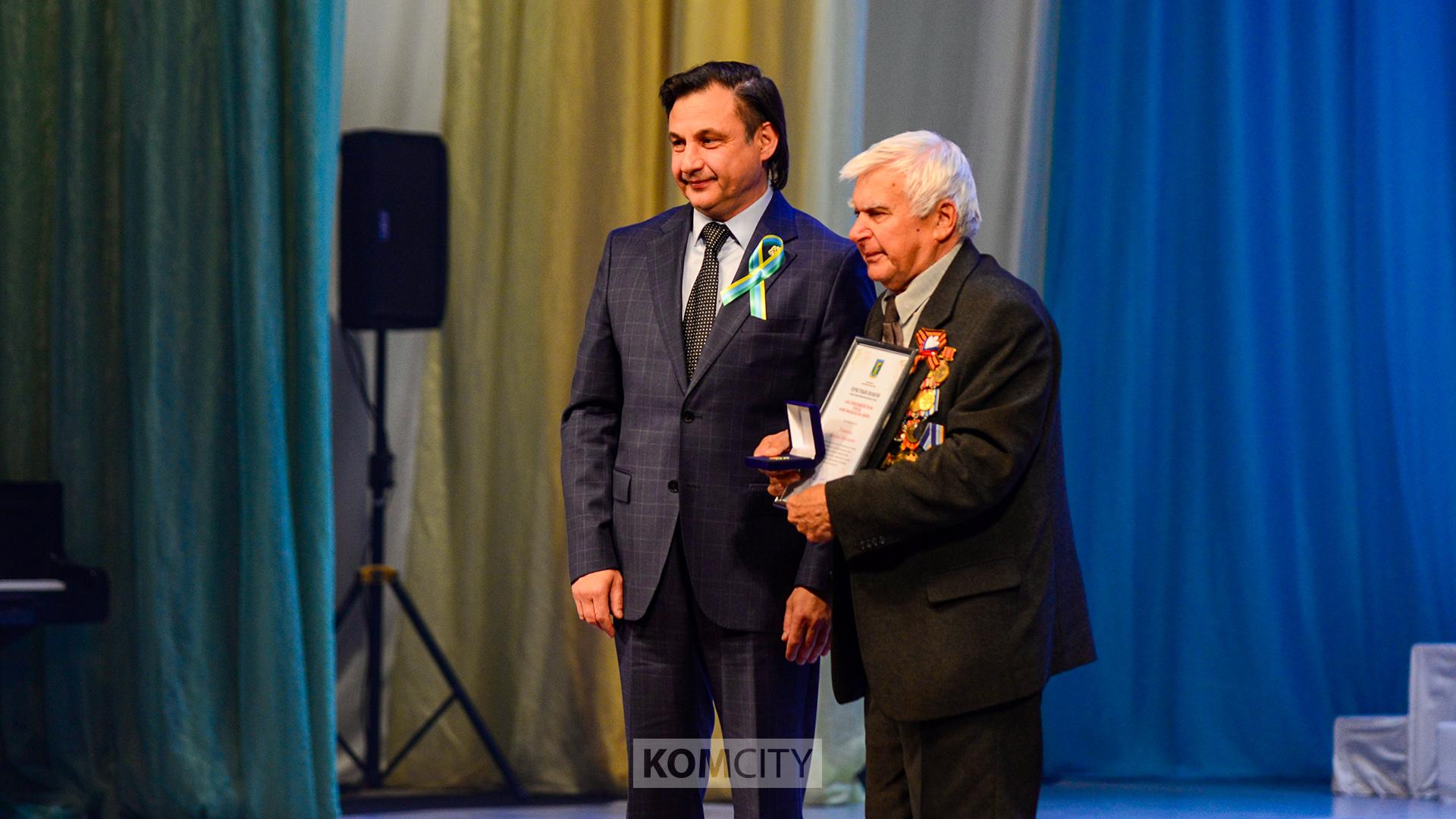 Заслуженных ветеранов Комсомольска наградили на торжественном собрании к 92-летию города