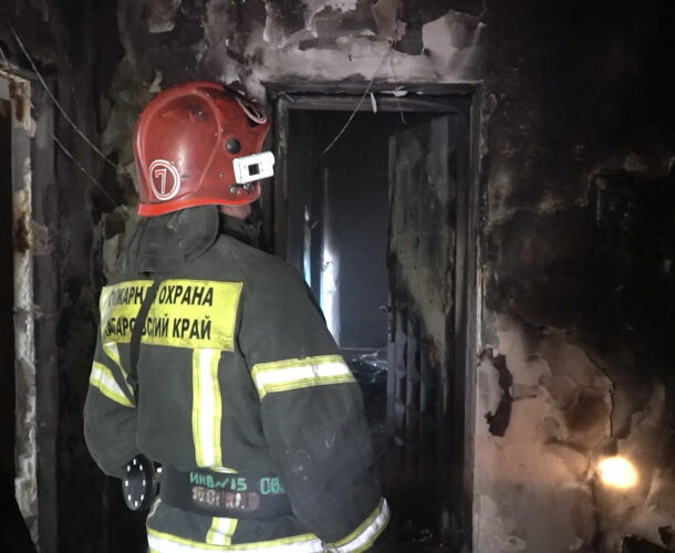 Здание Хурбинской администрации закоптилось из-за пожара на складе газонокосилок
