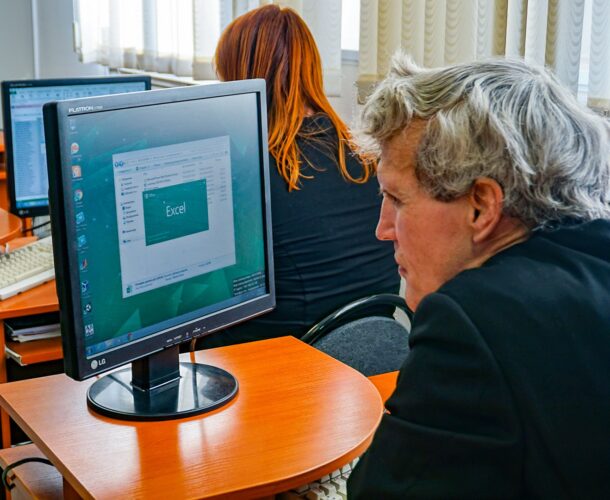 Библиотека бесплатно научит пенсионеров работе с интернетом 