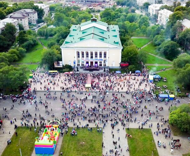 На празднике в честь юбилея КнААЗ выступят Ирина Дубцова и Сергей Бобунец из «Смысловых галлюцинаций»