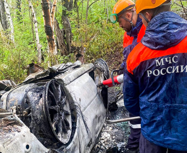 Импреза врезалась в стелу Солнечного района и загорелась, водитель погиб