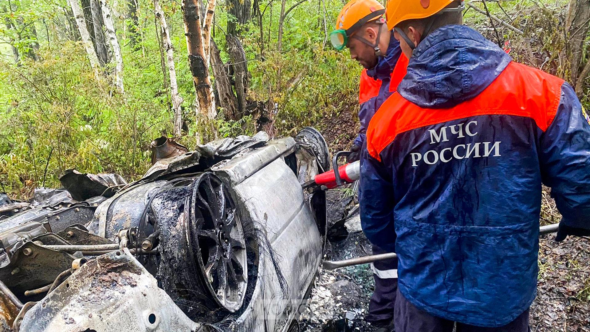 Импреза врезалась в стелу Солнечного района и загорелась, водитель погиб