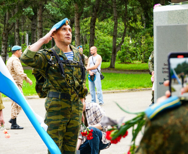 День ВДВ отпраздновали в Комсомольске возложением цветов и автопробегом 