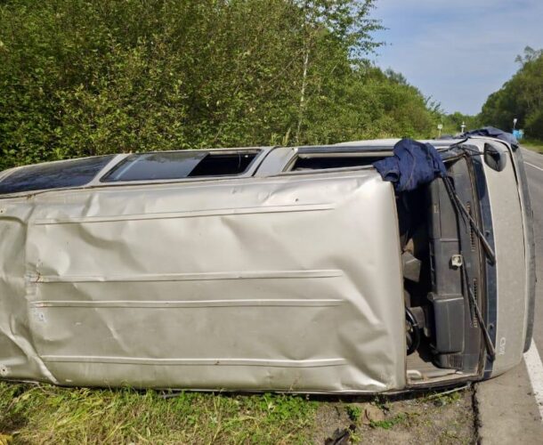 На Солнечной трассе Мазда опрокинулась в кювет, водитель серьёзно пострадал