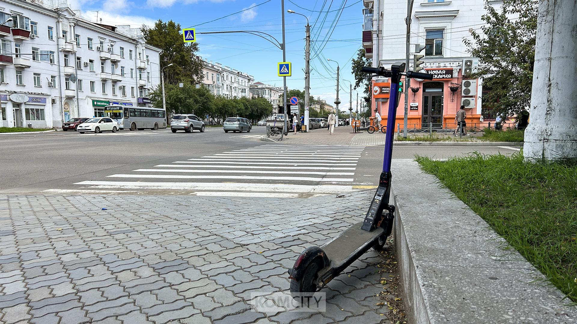 Водитель электросамоката сбил женщину и скрылся