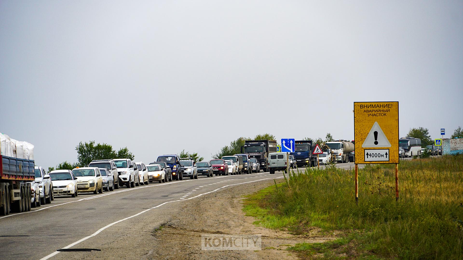 Из-за застрявшего на Амурском мосту большегруза движение было остановлено на два часа