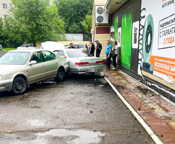 Водитель потерял сознание за рулём, врезался в магазин, протаранил две машины и прожёг асфальт резиной