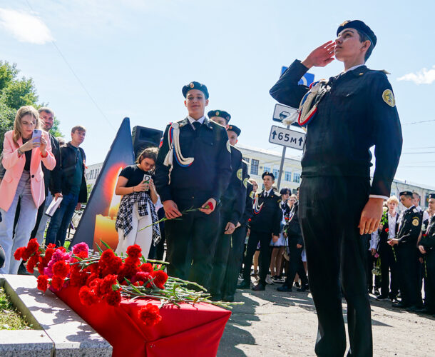 К мемориальной доске Михаила Васянина возложили цветы в День солидарности в борьбе с терроризмом