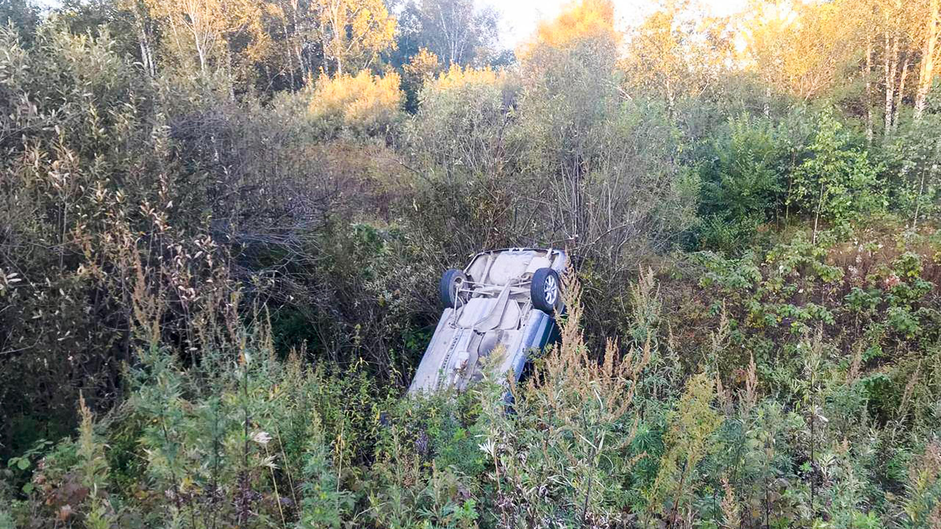 С Амурской трассы улетел Спринтер, водитель пострадал