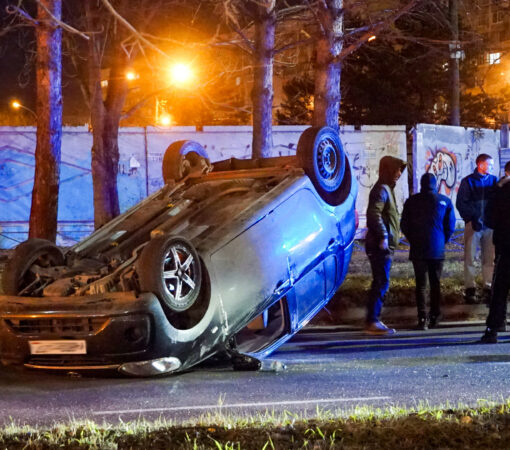 Пьяная дама на Пассо устроила аварию с опрокидыванием на Аллее Труда 