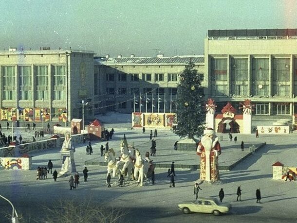 Сказочные фигуры, украшавшие новогоднюю площадь ДК ЗЛК, задумали восстановить