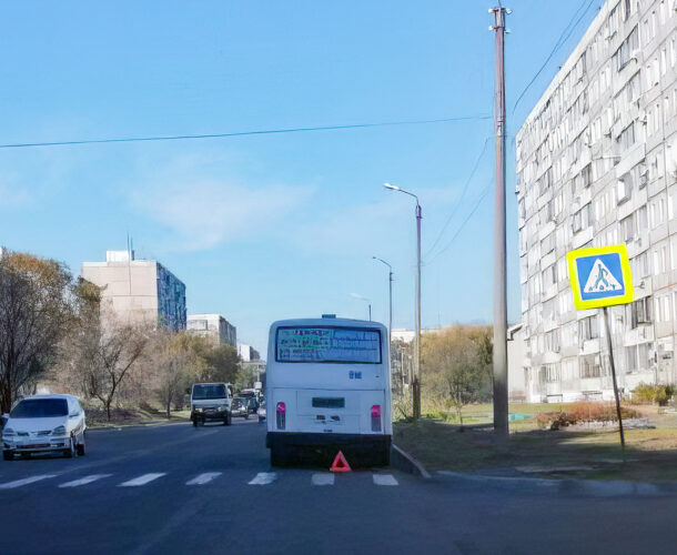 Пенсионерка получила травму в автобусе, который резко затормозил из-за не пропустившей его машины